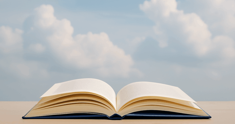 Open boek op een tafel onder een wolkenlucht – symboliseert rust, denken en reflectie.